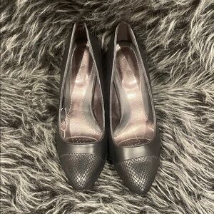 Chic Metallic Gray Textured Women's Heels Sz 9 NWOT